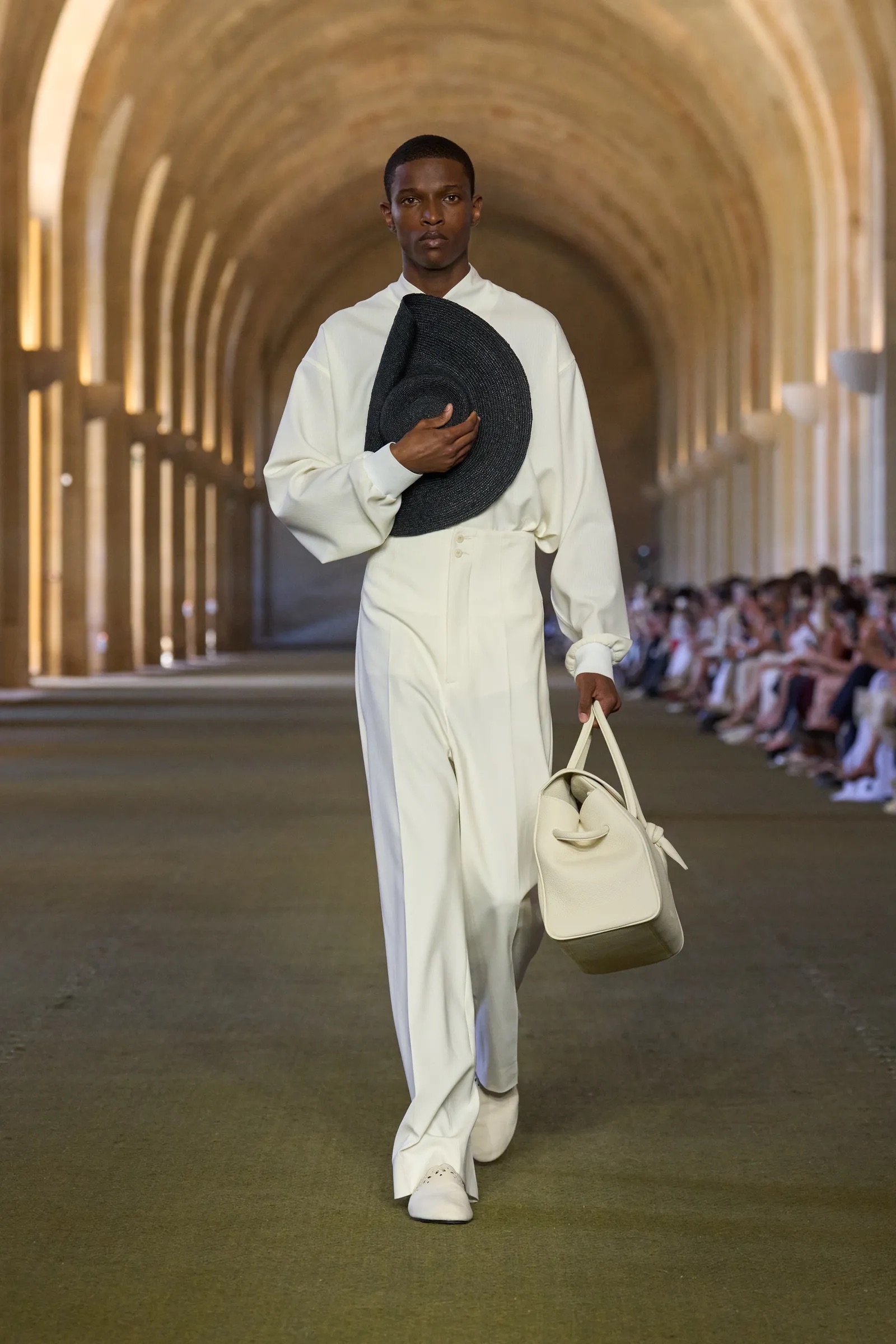 JACQUEMUS GETS ROMANTIC: PARIS FALL READY-TO-WEAR 2025 | Proyectos