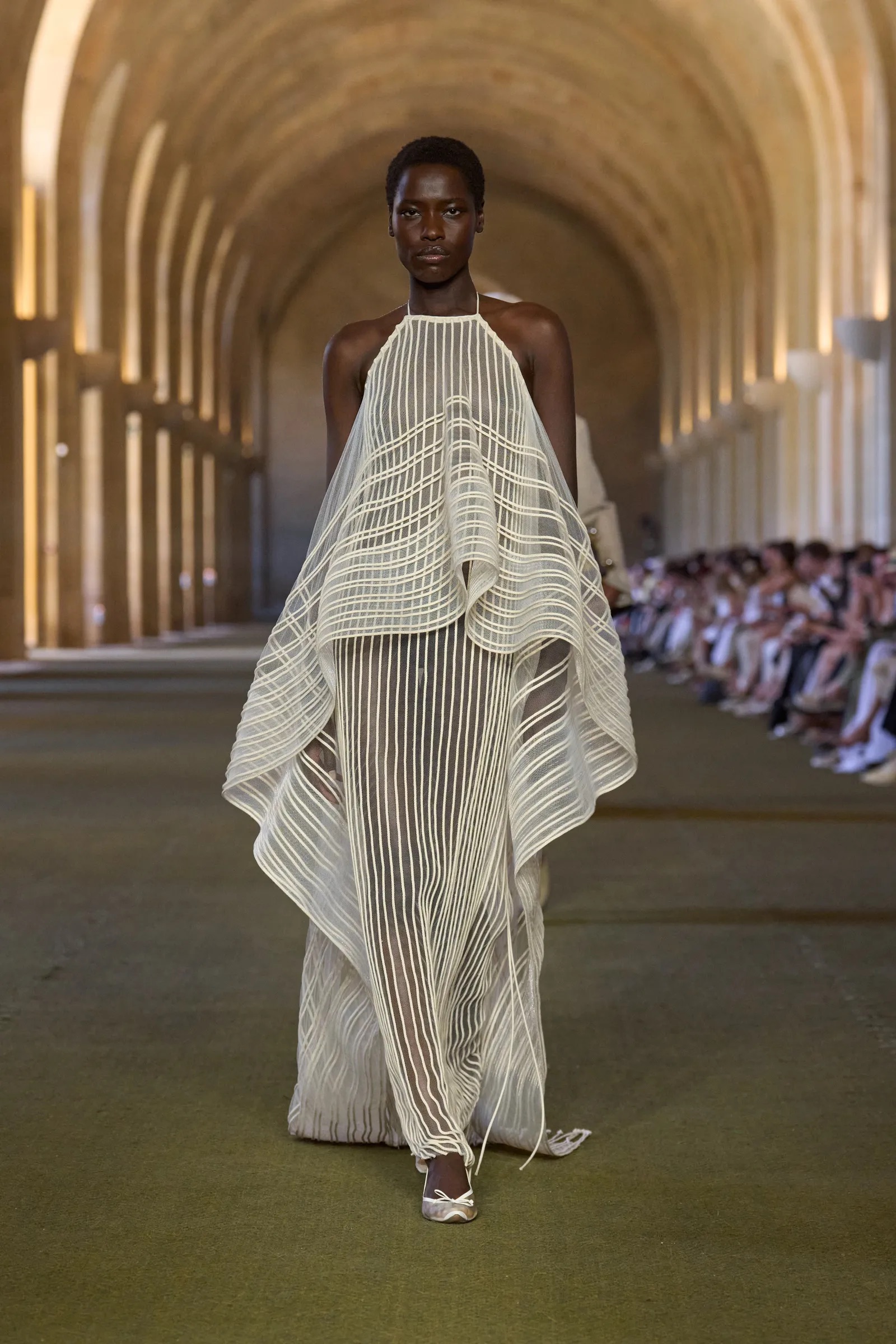 JACQUEMUS GETS ROMANTIC: PARIS FALL READY-TO-WEAR 2025 | Proyectos