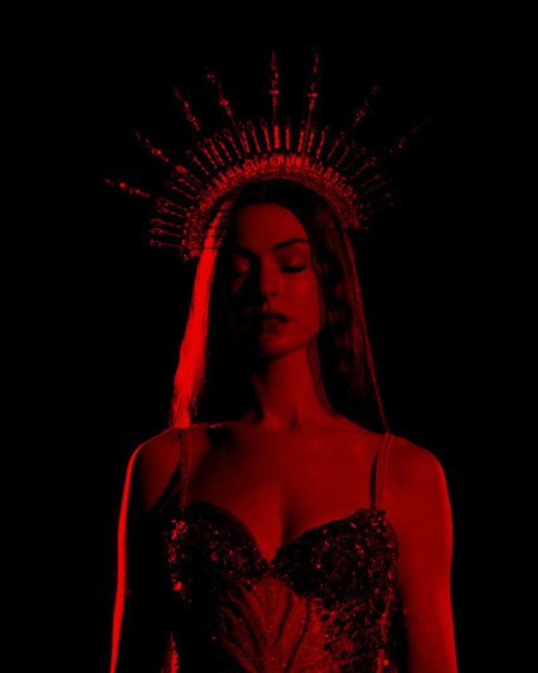 ANNE HATHAWAY, A24, CHARLI XCX Y POR QUÉ EL CINE AMA A LAS DIVAS DEL POP