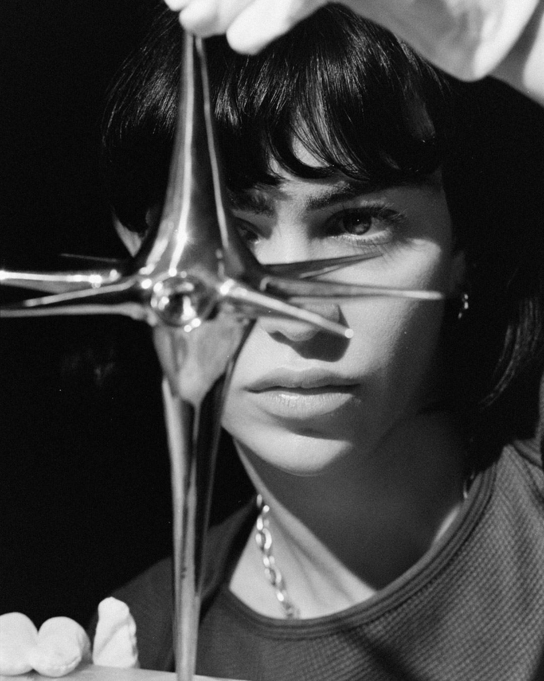 LA QUIETUD ILUSORIA: PILAR ZETA MATERIALIZA LA MECÁNICA CUÁNTICA EN HARMONIC OSCILLATORS