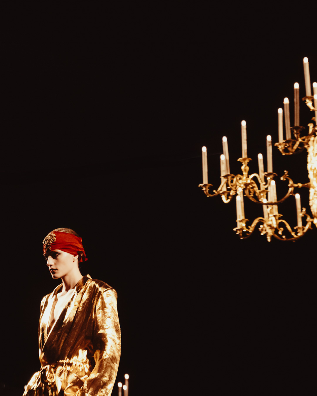 MIDAS EN SAINT LAURENT: ANTHONY VACCARELLO BAÑA EN ORO SU COLECCIÓN VERANO 2027