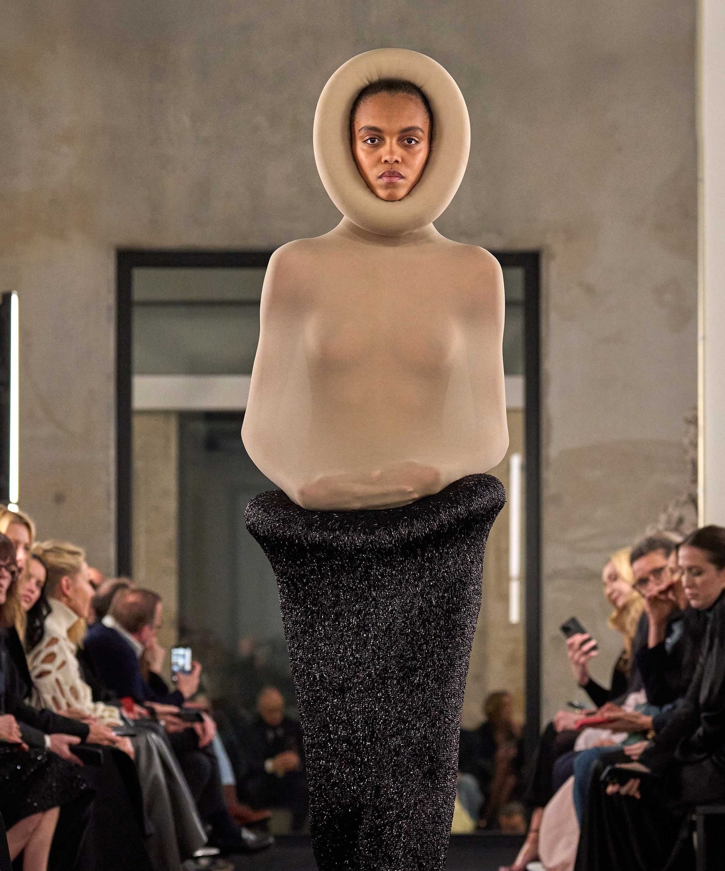 ALAÏA CONTINUES ITS MASTERY IN LUXURY, NOW COMBINING IT WITH RISK.